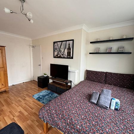 Huge And Affordable 3 Bedroom Flat In Hammersmith For 7 People With Welcome Breakfast London Kültér fotó