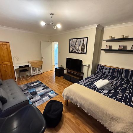 Huge And Affordable 3 Bedroom Flat In Hammersmith For 7 People With Welcome Breakfast London Kültér fotó