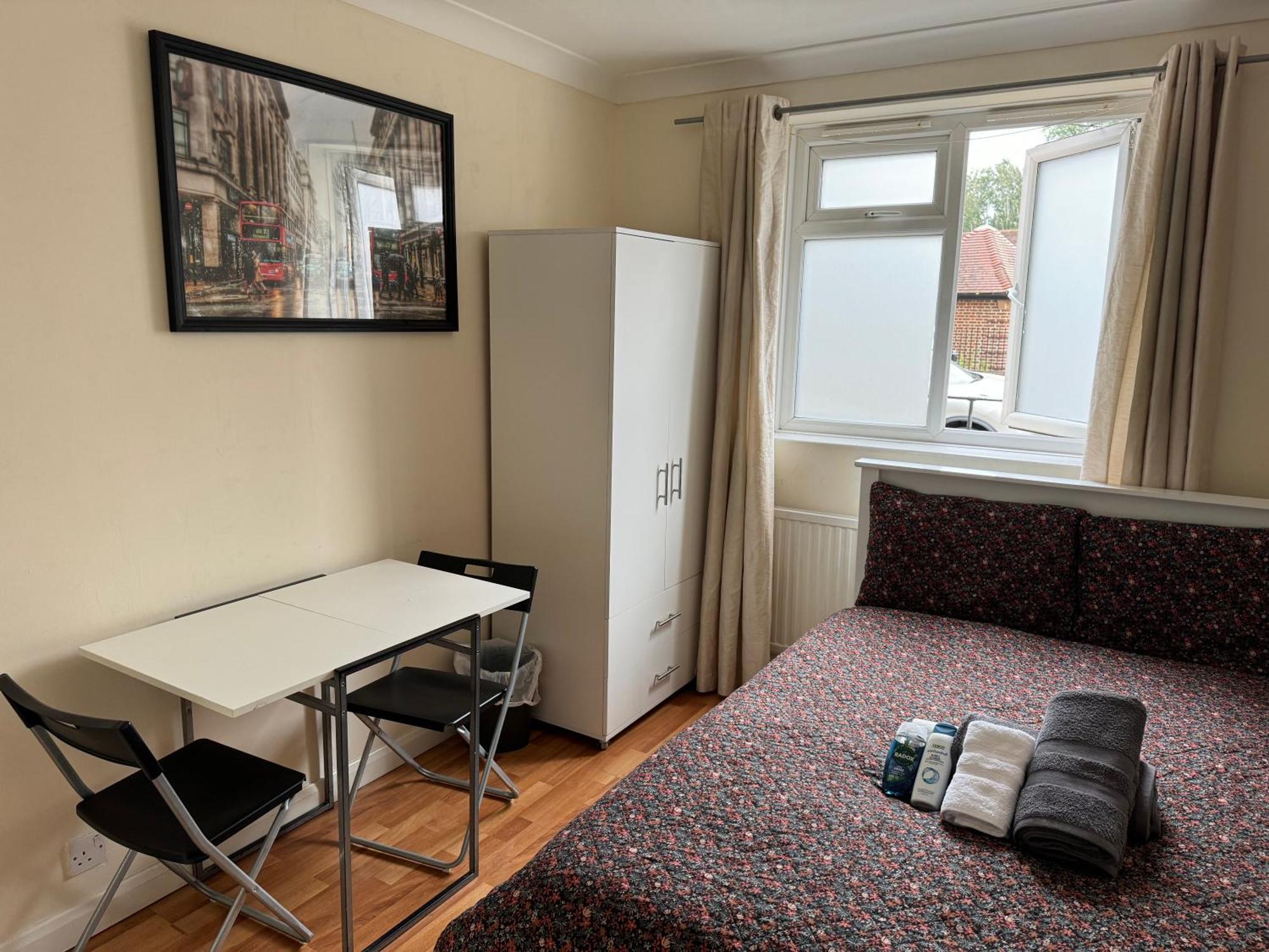 Huge And Affordable 3 Bedroom Flat In Hammersmith For 7 People With Welcome Breakfast London Kültér fotó